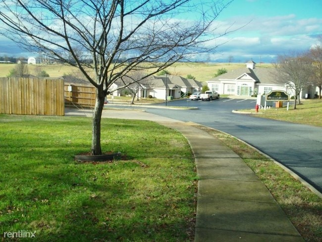 Building Photo - 3 br, 2 bath Apartment - 109 Oakbrook Dr.