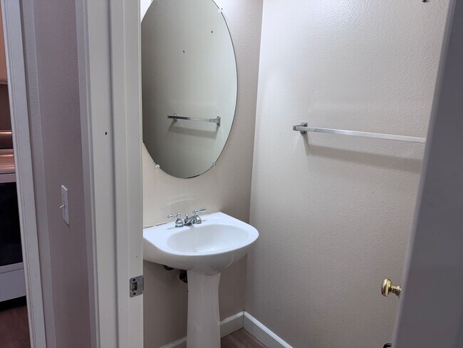 Building Photo - Beautiful 3 Bedroom, 2 1/2 Bath Condo, In Riverside