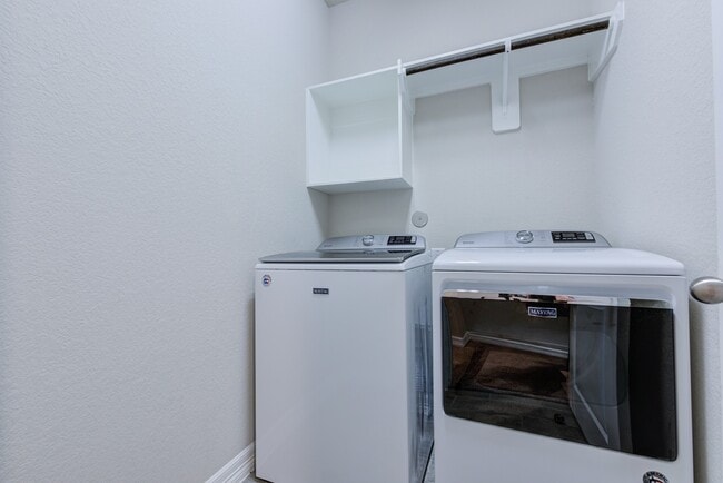 Building Photo - 11010 Cres Light Way