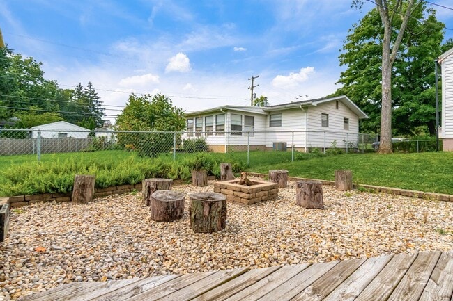 Building Photo - 5432 Sharon Park Ave