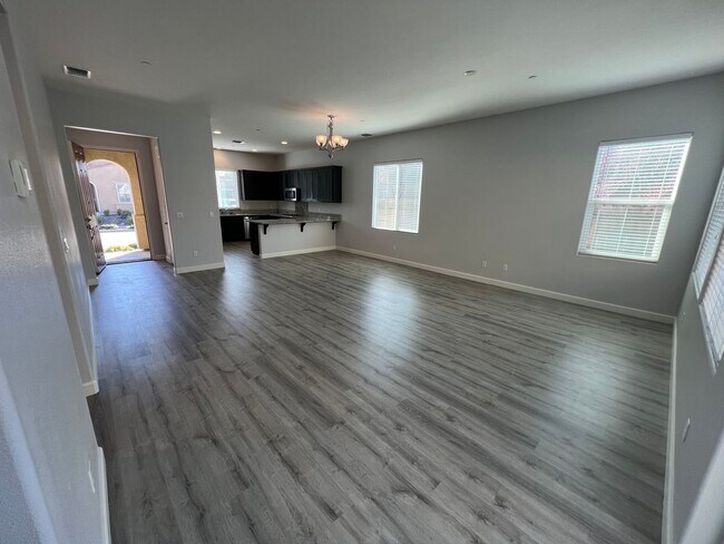 Building Photo - 3 Bedroom | 2.5 Bathroom | Sun Dance Lake ...