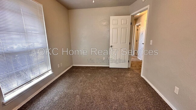 Building Photo - 8417 S Villa Ave