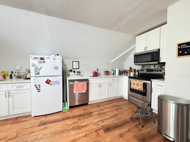 Building Photo - Renovated Beautiful 2BR Near Yale - Science Hill