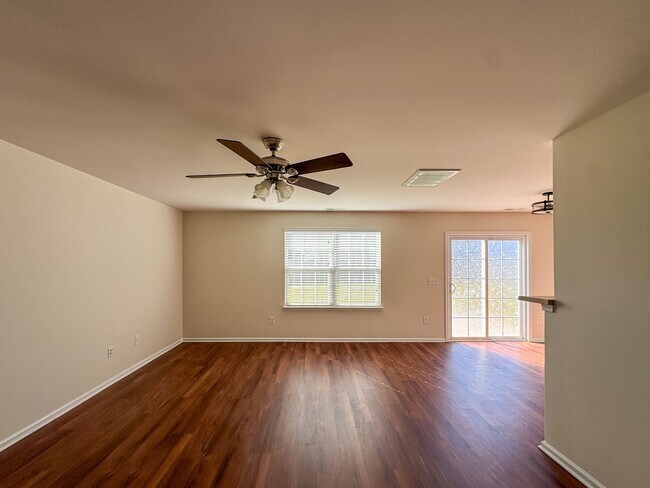 Building Photo - Lovely 5 Bed 3 Bath Home with Community Amenities