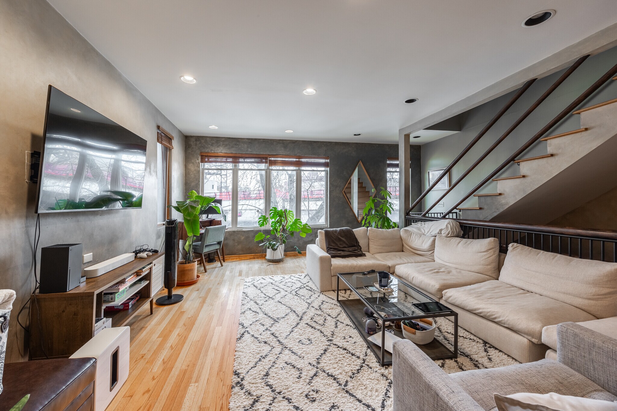 Building Photo - 1220 W Augusta Blvd