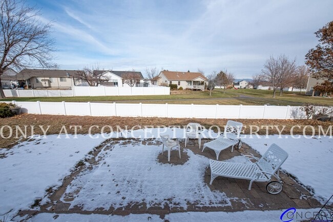 Building Photo - Attractive 4 Bed 3 Bathroom Home: Backing Park - 2 Car Garage