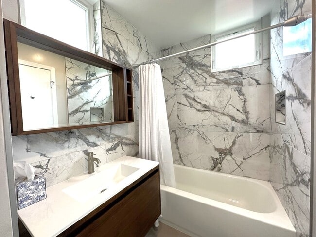 Building Photo - EPIC REA: Bright 1bd/1ba Condo with Washer/Dryer in unit and Parking!
