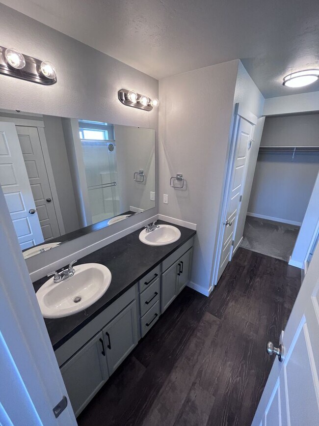 Building Photo - Central Located 4 bed 2.5 bath home
