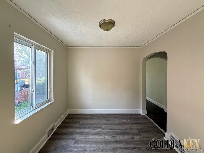 Building Photo - Updated large 3 bed/1.5 bath Westside Home!