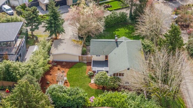 Building Photo - Sunny Air Conditioned Mercer Island Charmer!