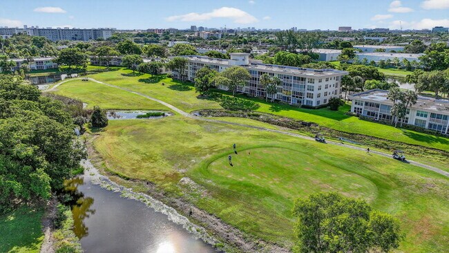 Building Photo - 2651 S Palm Aire Dr