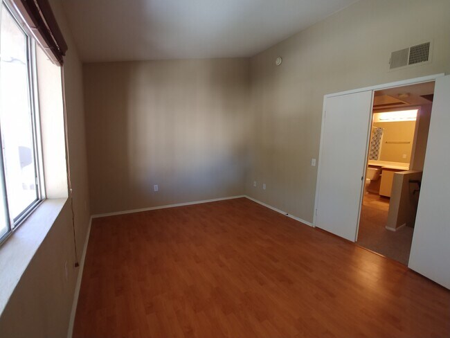 Building Photo - 3927 Nobel Dr