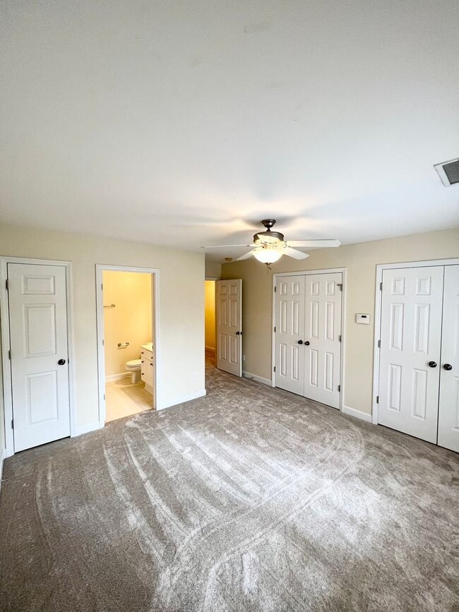 Building Photo - 2 Bedroom Townhome