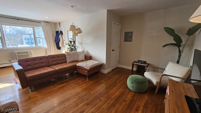 Building Photo - 201 Vail St