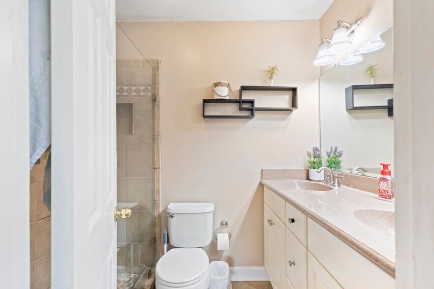 US Master Bath - 118 Wofford Rd