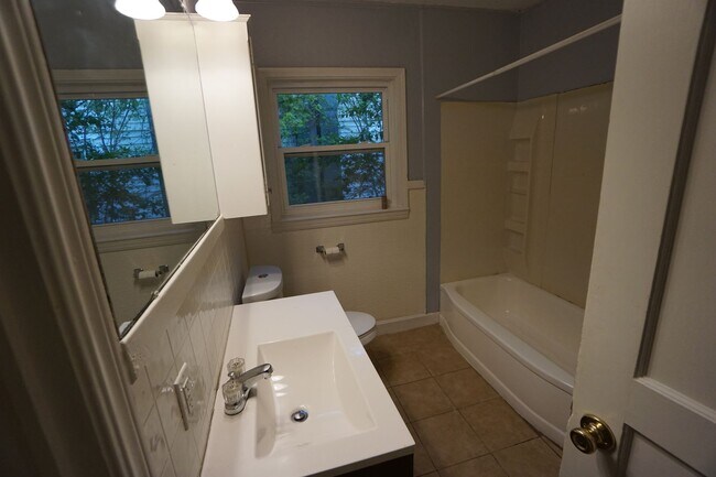 Building Photo - 2 Bed 1 Bath House Total Electric