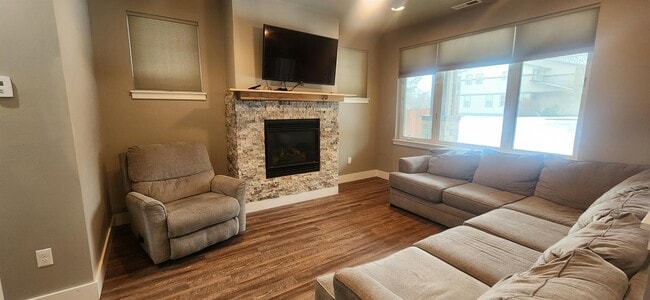 Building Photo - 2633 Park Creek Ave