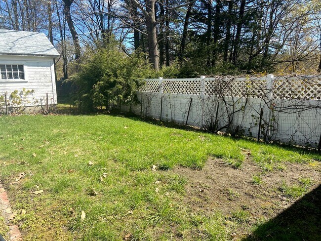 Building Photo - 4 bedroom single family home with two car garage