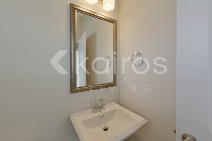 Building Photo - 2529 Banyan Cir