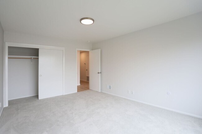 Building Photo - 553 34th Ave