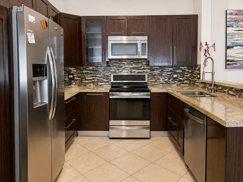 Building Photo - 13851 Oneida Dr