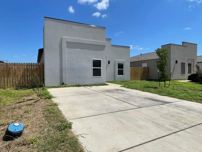 Building Photo - 1504 Estudiantes Dr