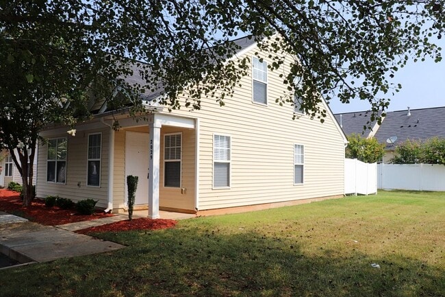 Building Photo - Location! Location! 3 bedroom End Unit Tow...