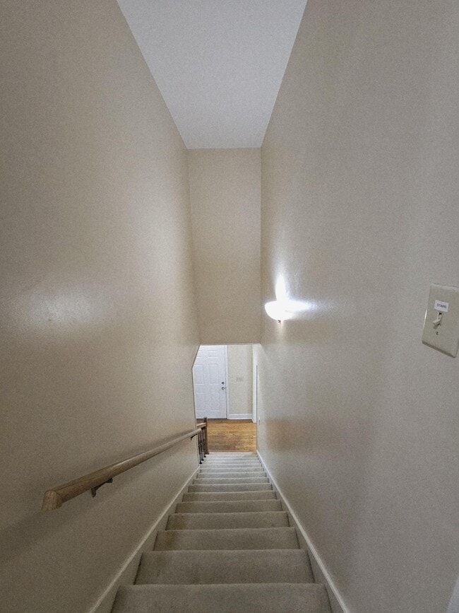 Building Photo - 208 E Bend Ct