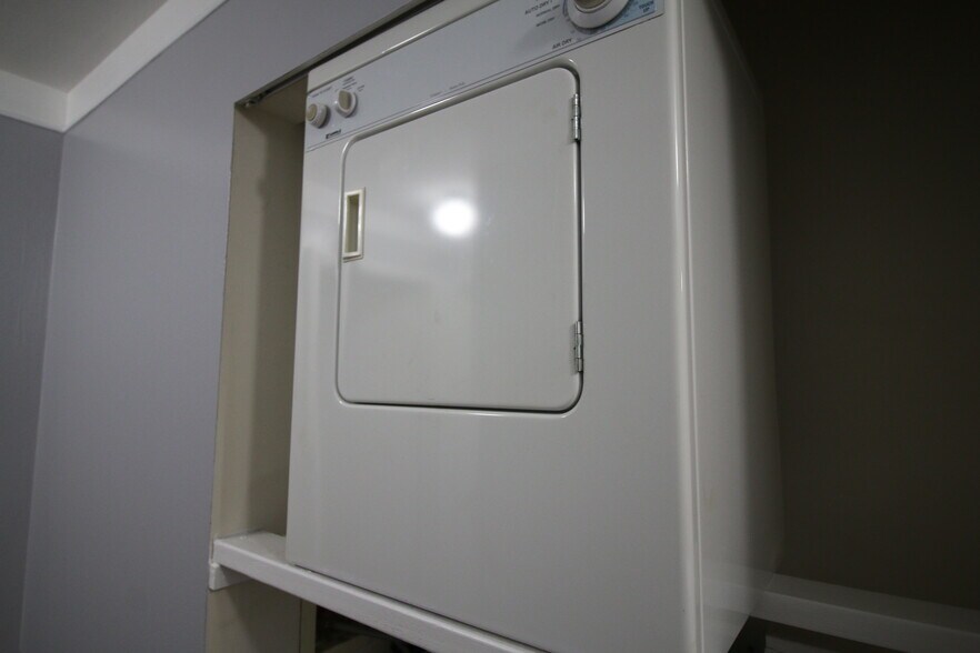 Building Photo - 480 Fox Hills Dr N