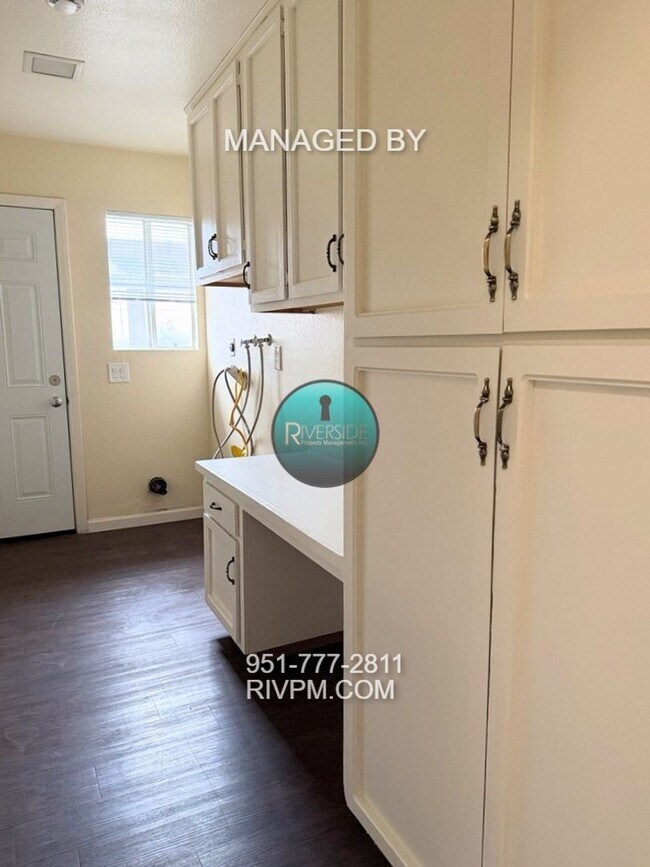 Building Photo - Single story large corner lot home in Jurupa Valley ready for move-in!