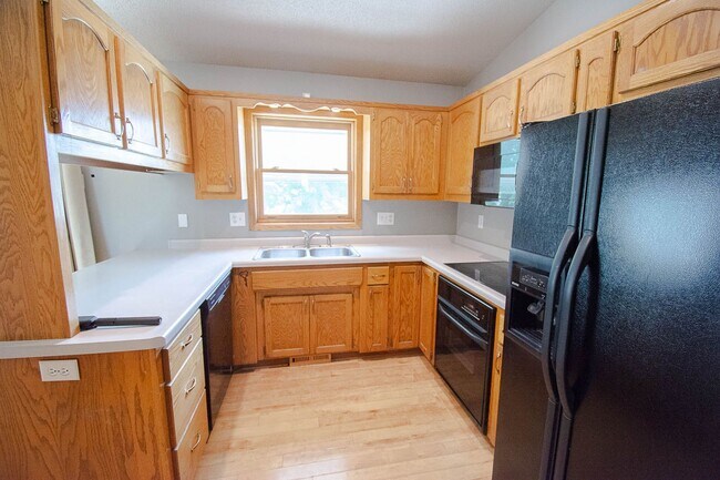 Building Photo - Pet friendly Country Club Manor home with fenced yard!
