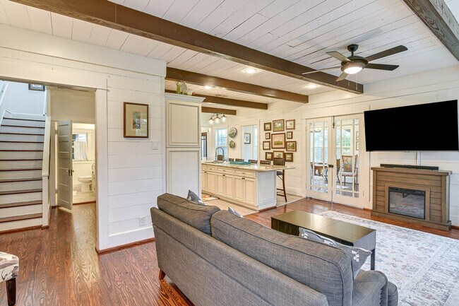 Building Photo - 5313 Palm Dr