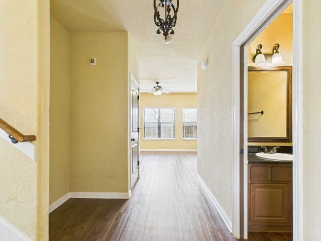 Building Photo - 3-Bedroom Retreat with 2.5 Baths in Freder...