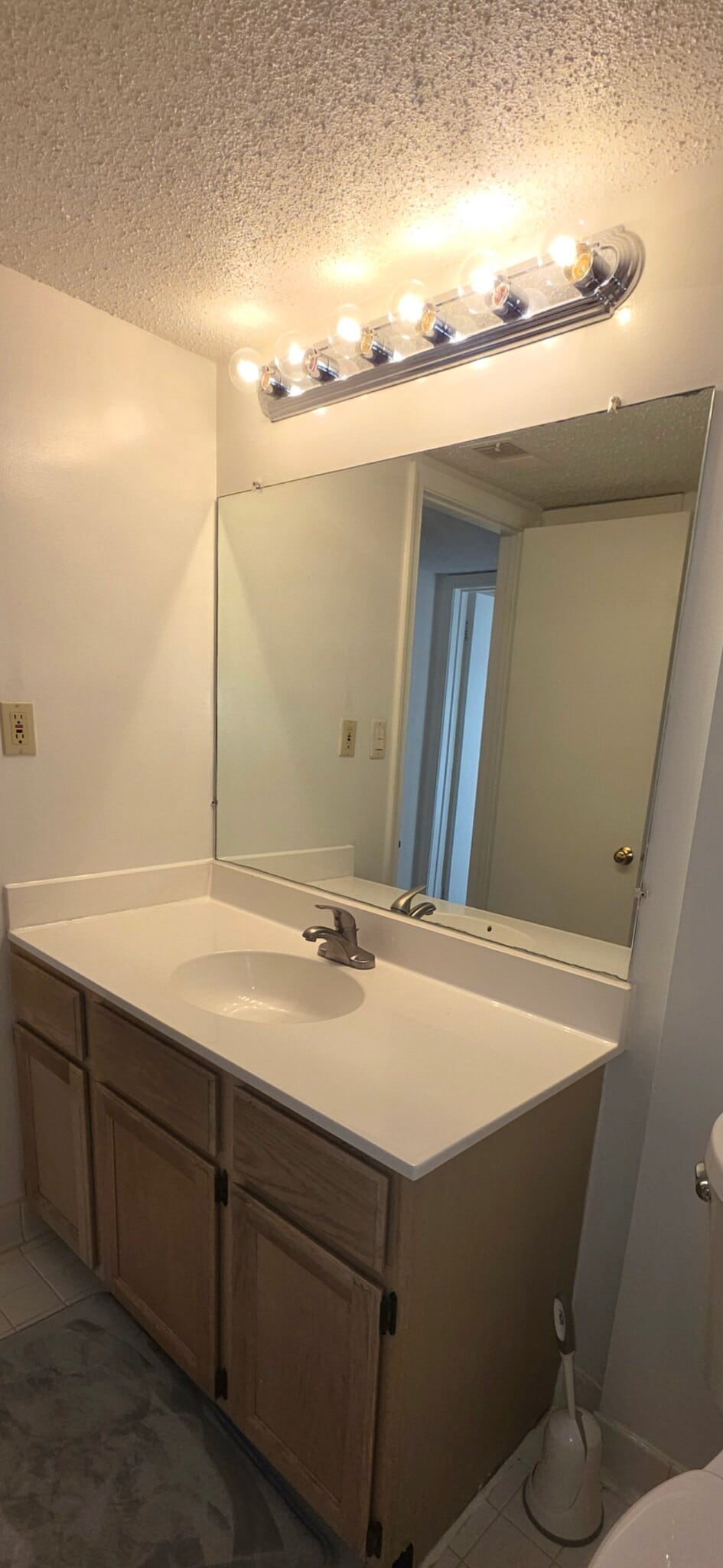 2nd Bathroom - 3115 Patrick Henry Dr