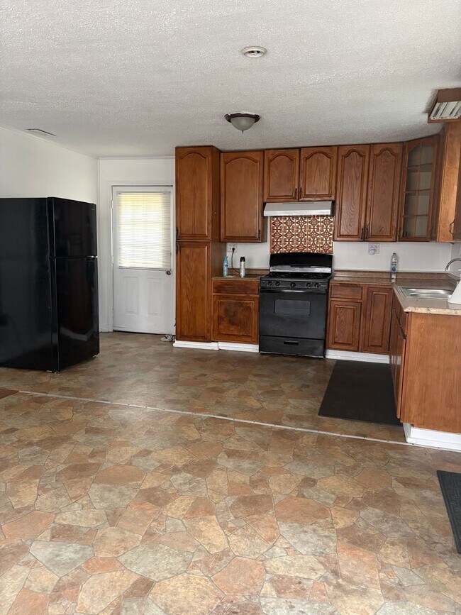 Building Photo - 3 Bedroom/1 bath House includes wi-fi, lawncare and security alarm