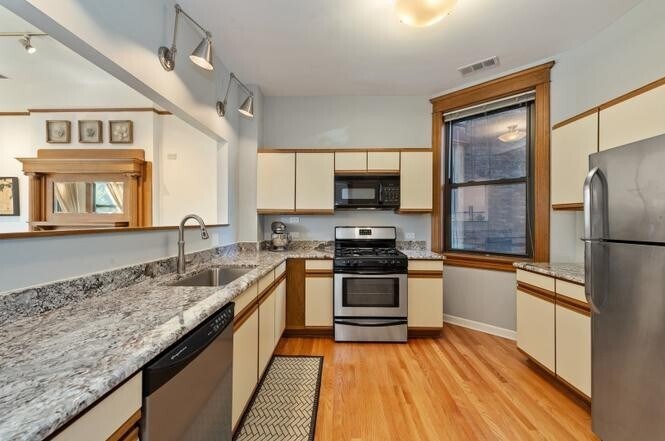 Building Photo - 4011 N Kenmore Ave