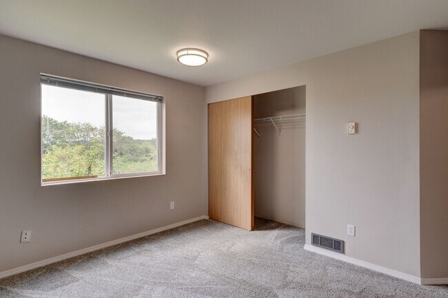 Building Photo - Three bedroom Two bath Condo at Point of V...