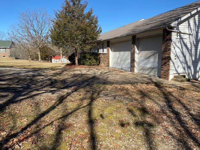Building Photo - Large 4 Bed /  2 Bath Home