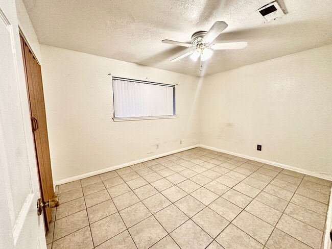 Building Photo - 320 S Avenue F