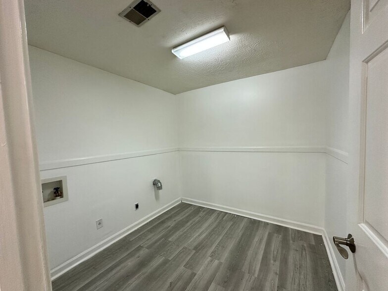 Building Photo - 3305 Newcastle Way SW