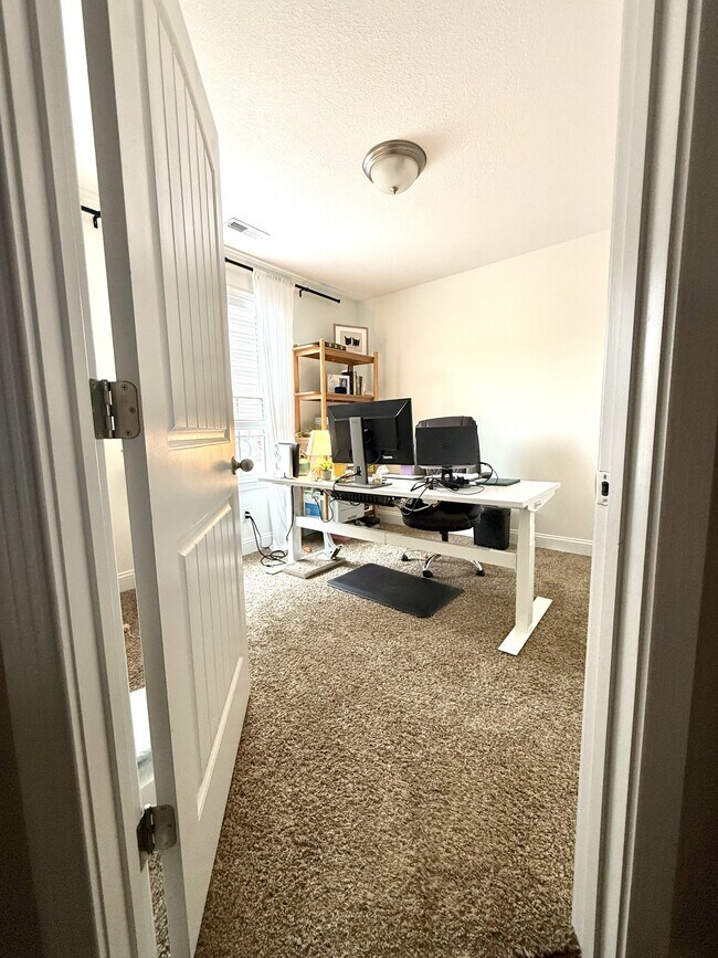 Building Photo - 607 Hollow Crst