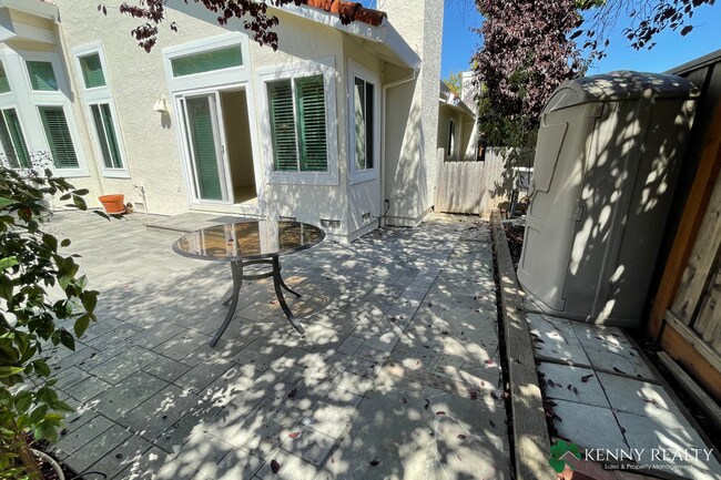 Building Photo - Stunning 3 Bedroom, 2 Bathroom Home in San Carlos