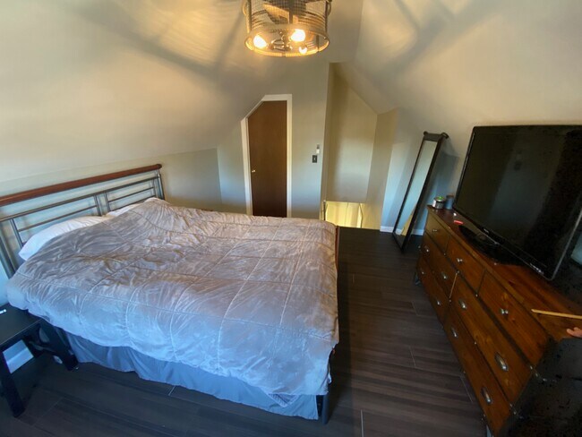 Bonus Room - 229 Thompson Ave