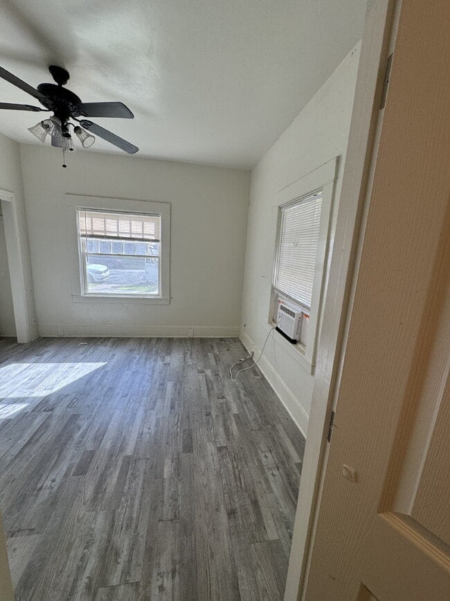 Building Photo - MOVE IN SPECIAL!!  Welcome to this charming 1-bedroom, 1-bathroom home located in a convenient Me...
