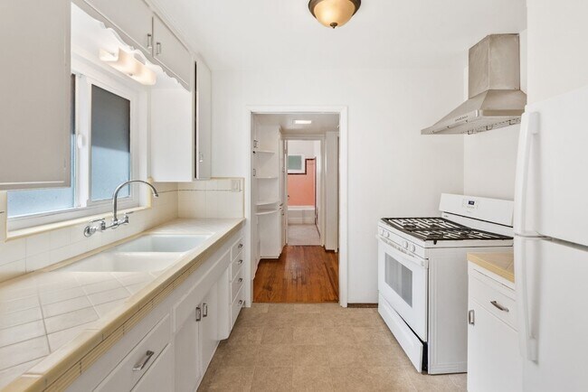 Building Photo - 4342 Iowa St