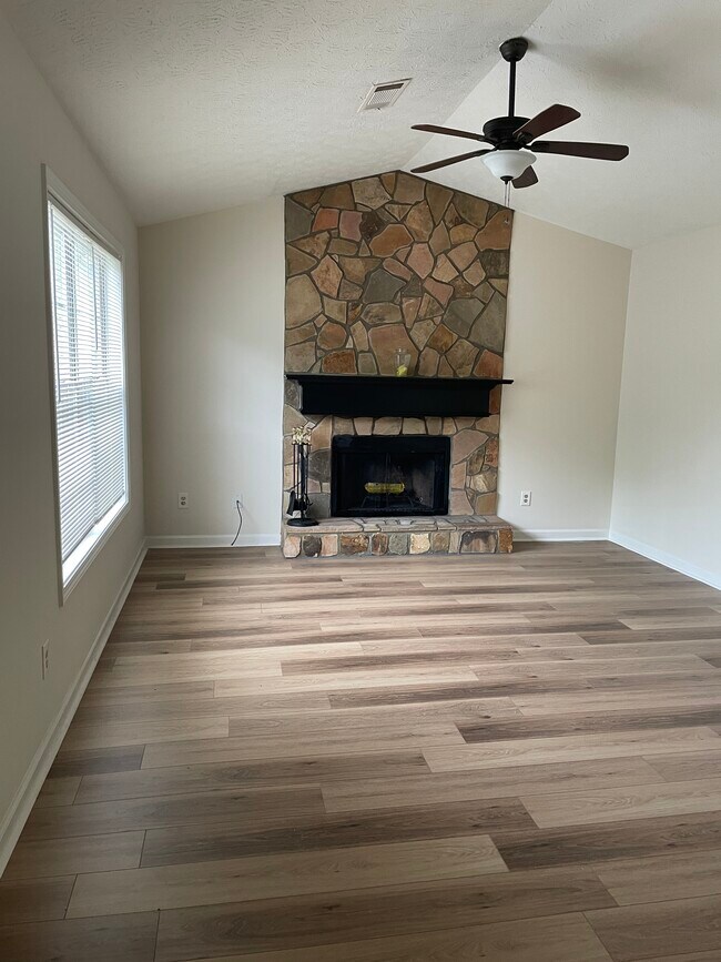 Living Room - 407 Leslie Ct