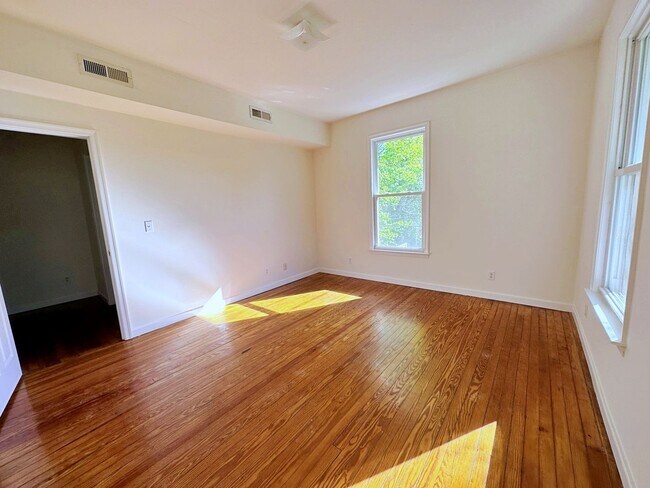 Building Photo - 1208 Avondale Ave