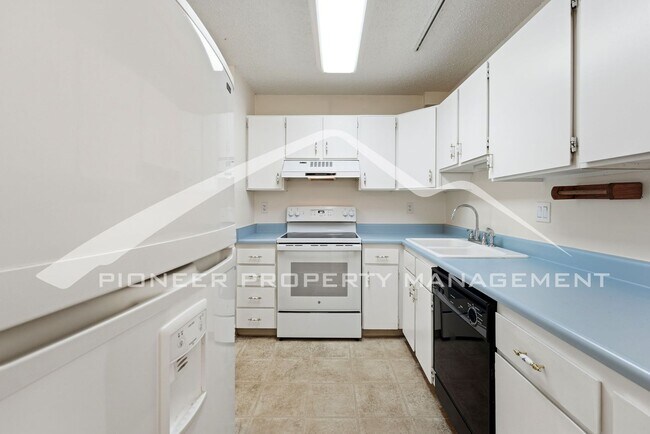 Building Photo - Charming Townhouse with Washer/Dryer and 1-Car Garage