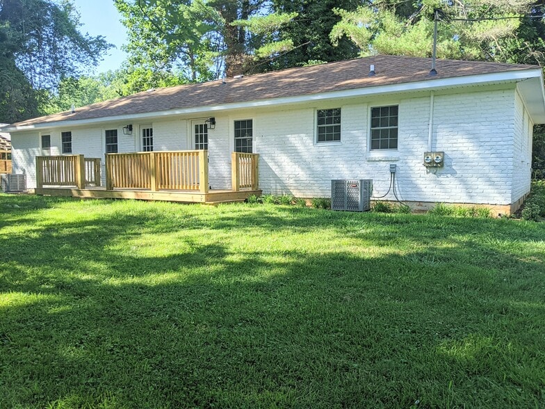 Building Photo - 3200 Windemere Pl