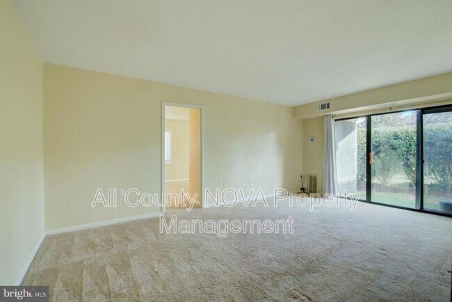 Building Photo - 613 Center St